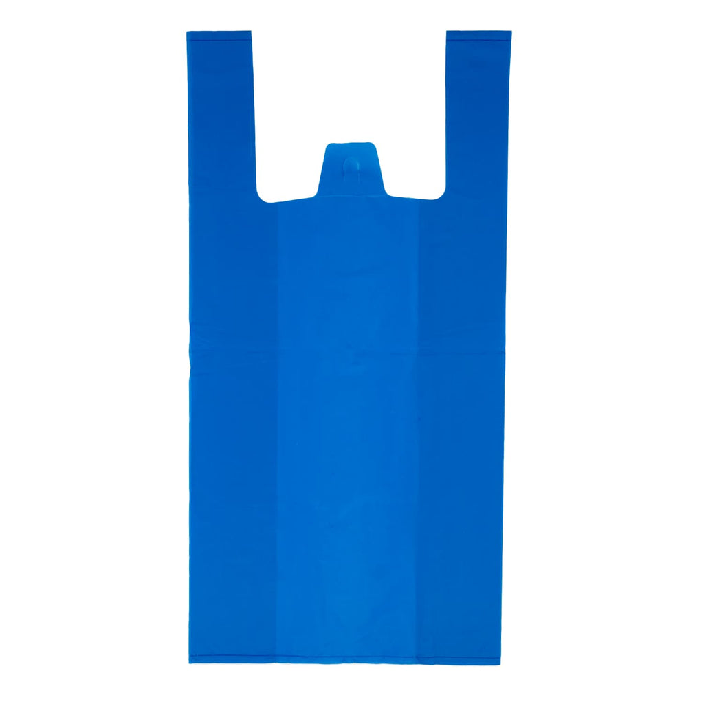Bolsa de plástico azul tipo camiseta con asas sobre fondo blanco